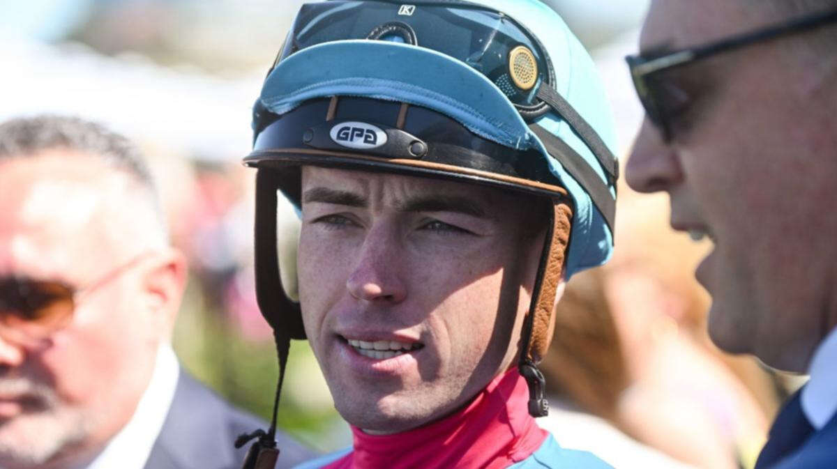 Top jockey suffers gruesome finger injury from horse bite