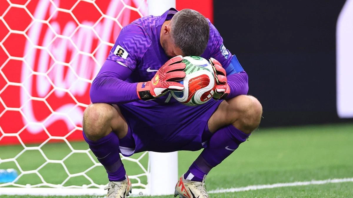 Socceroos captain pours heart out in public apology