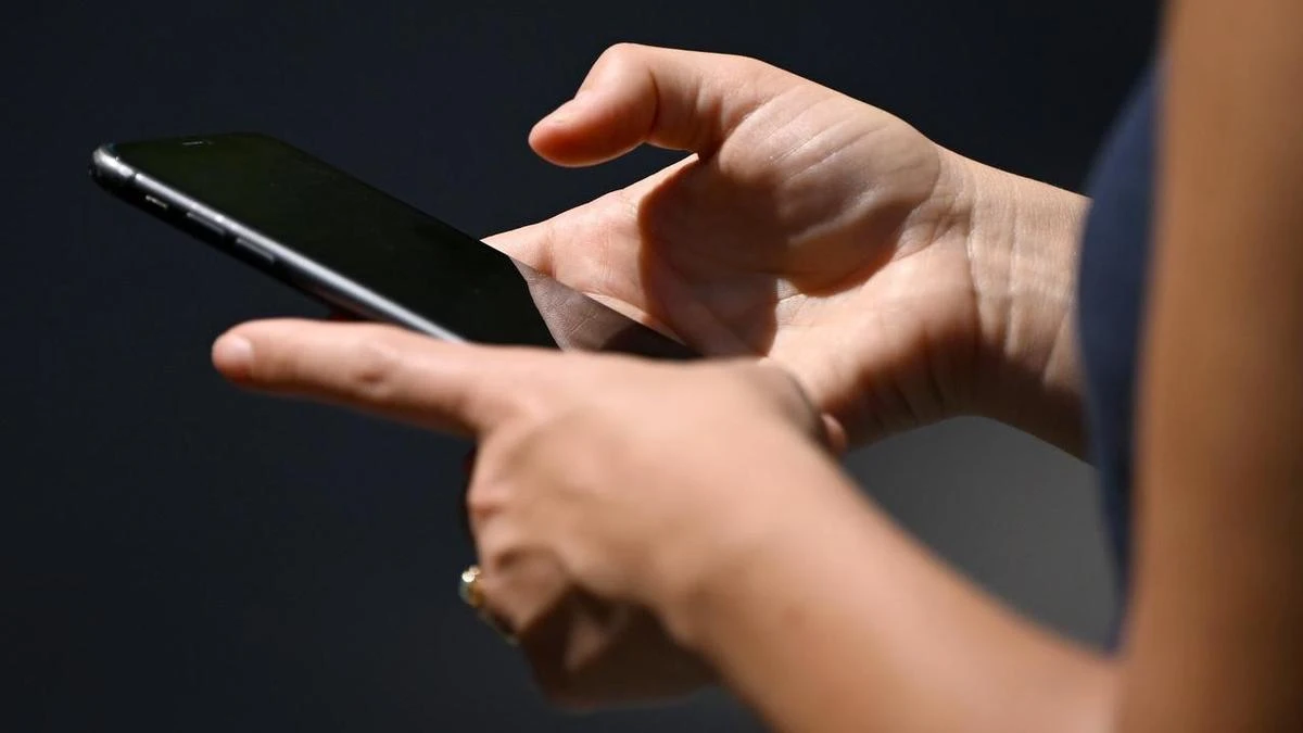 Yes, you can bulk-buy a phone plan. Here’s which telcos are offering them.
