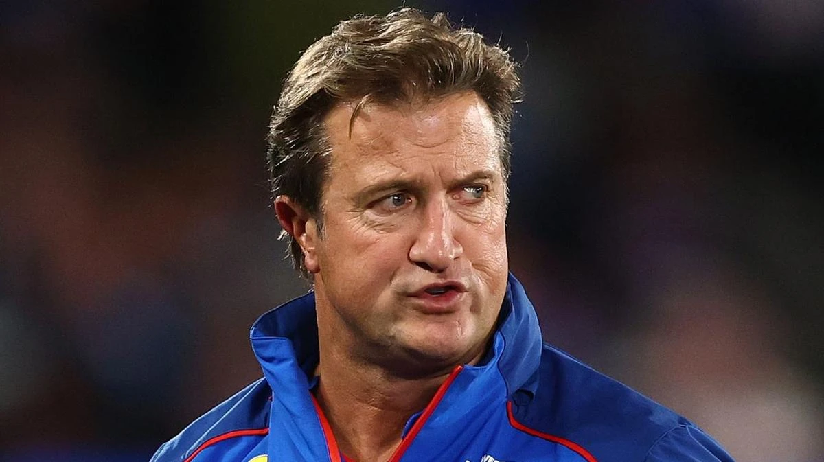 AFL urged to act on ‘embarrassing’ Luke Beveridge situation