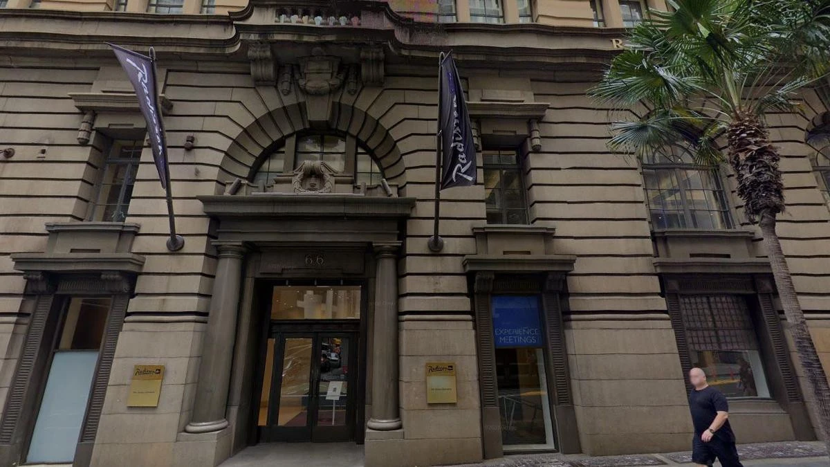 Returned traveller staying next to infected couple at Sydney hotel tests positive to COVID