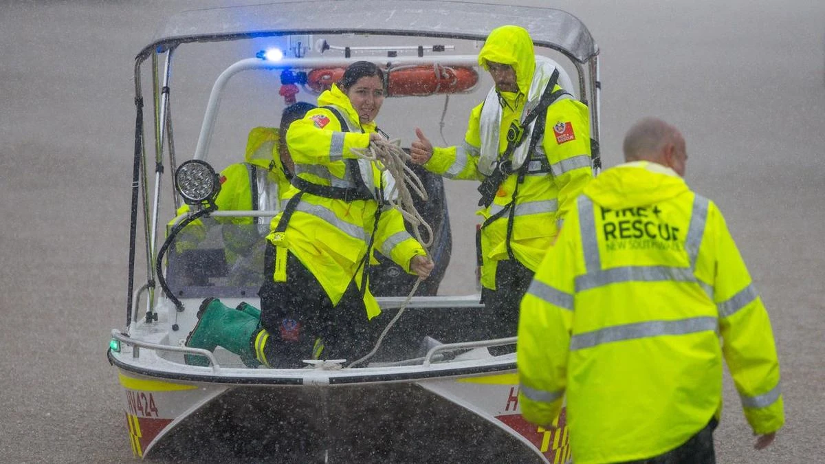 Death toll in NSW flood emergency rises to four as body found in car