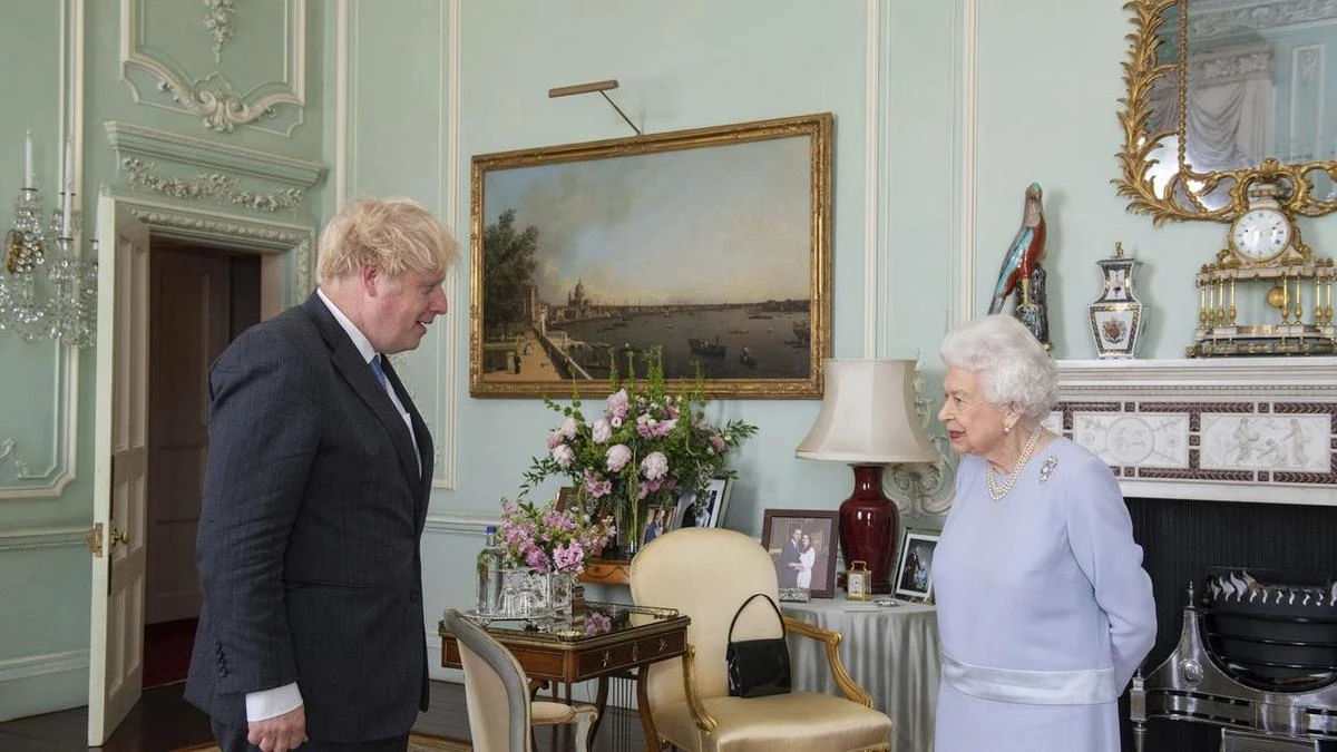 Queen expresses sympathy for UK minister