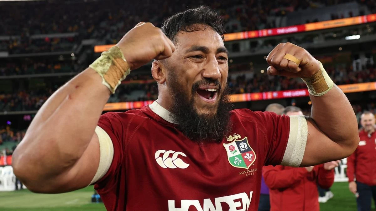 Rugby hero shares extraordinary news of wife’s road-trip birth