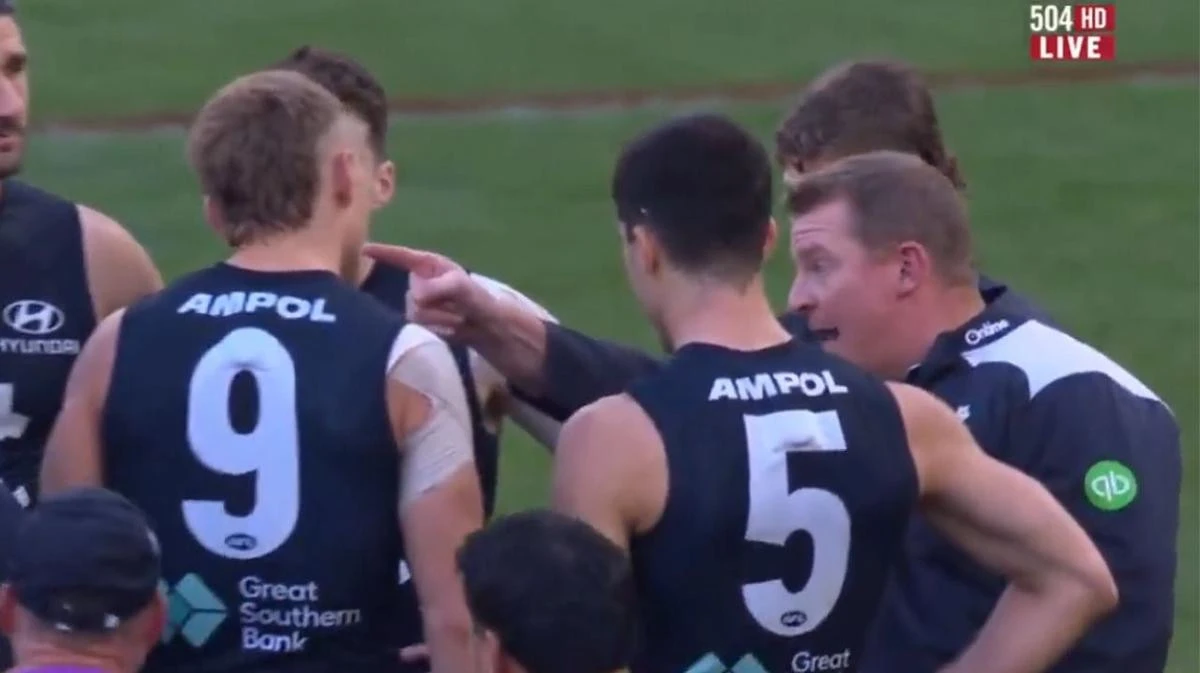 Voss explodes as AFL great slams Blues with one-word assessment
