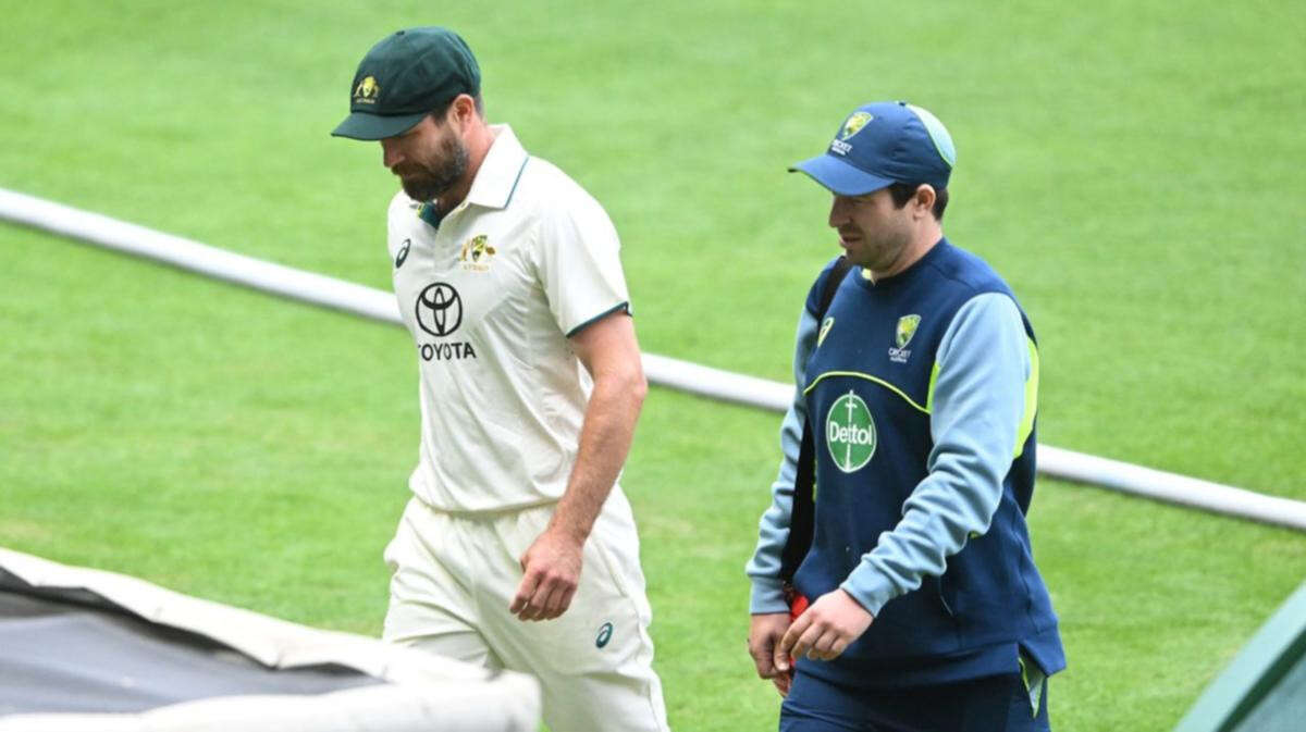 Worrying scenes as Aussie star hobbles off in pain