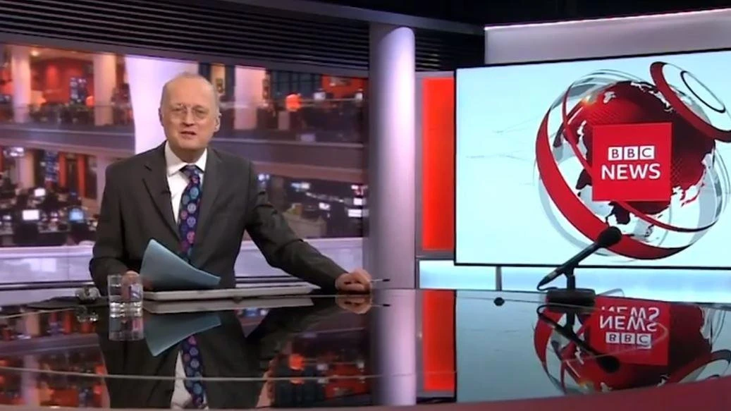 Camera catches BBC presenter’s unorthodox fashion choice under the news desk