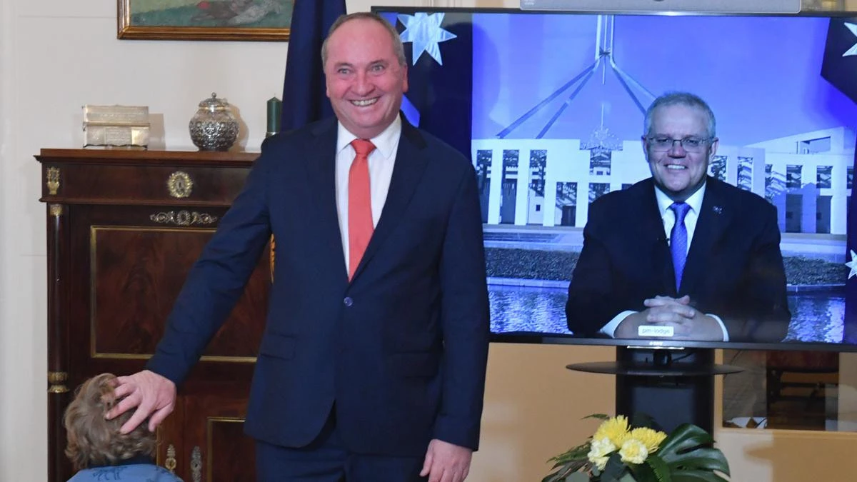 PHOTO-BOMBING OPPORTUNITYBarnaby Joyce’s awkward moment at swearing-in ceremony