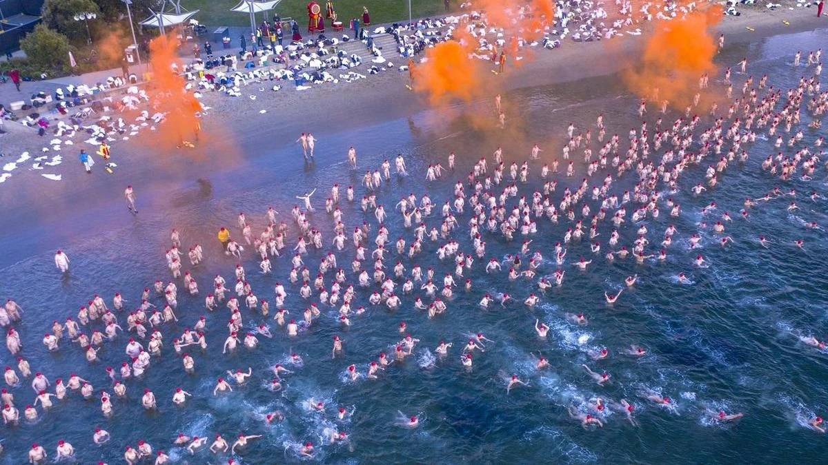Hundreds strip for Hobart solstice dip