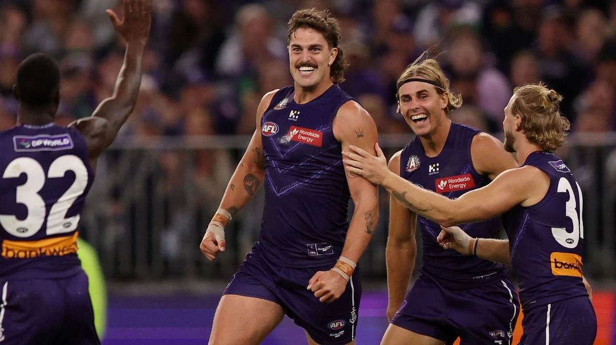 AFL ‘unicorn’ puts on a show as Freo make it six straight