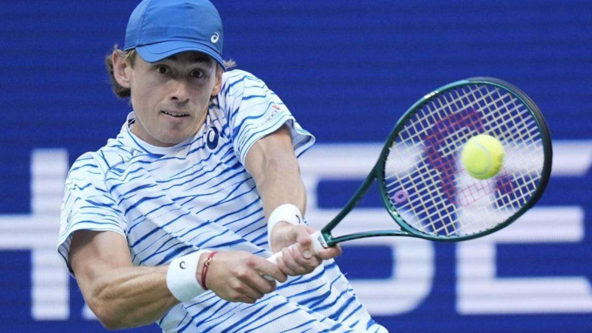 Alex de Minaur hits overdrive in crucial chase