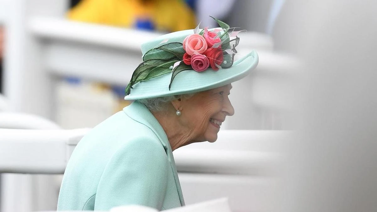 Queen all smiles at Royal Ascot