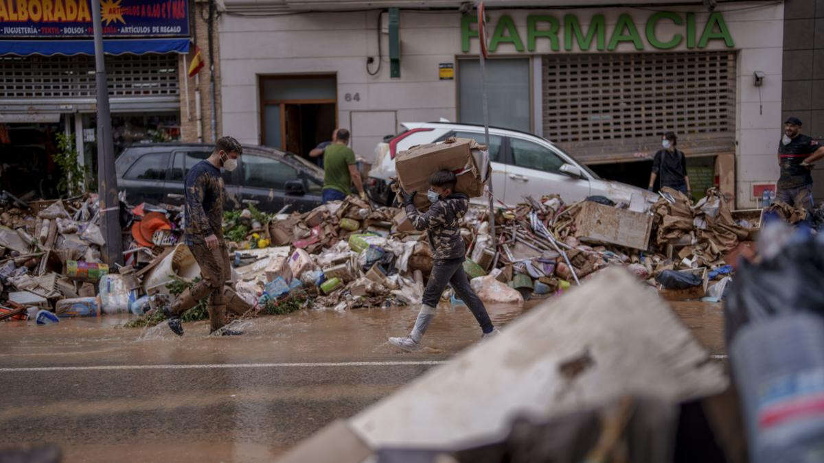 Spanish troops head to flood zone as rain hits Barcelona