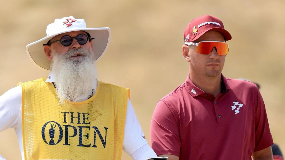 Aussie shocks British Open and storms into lead