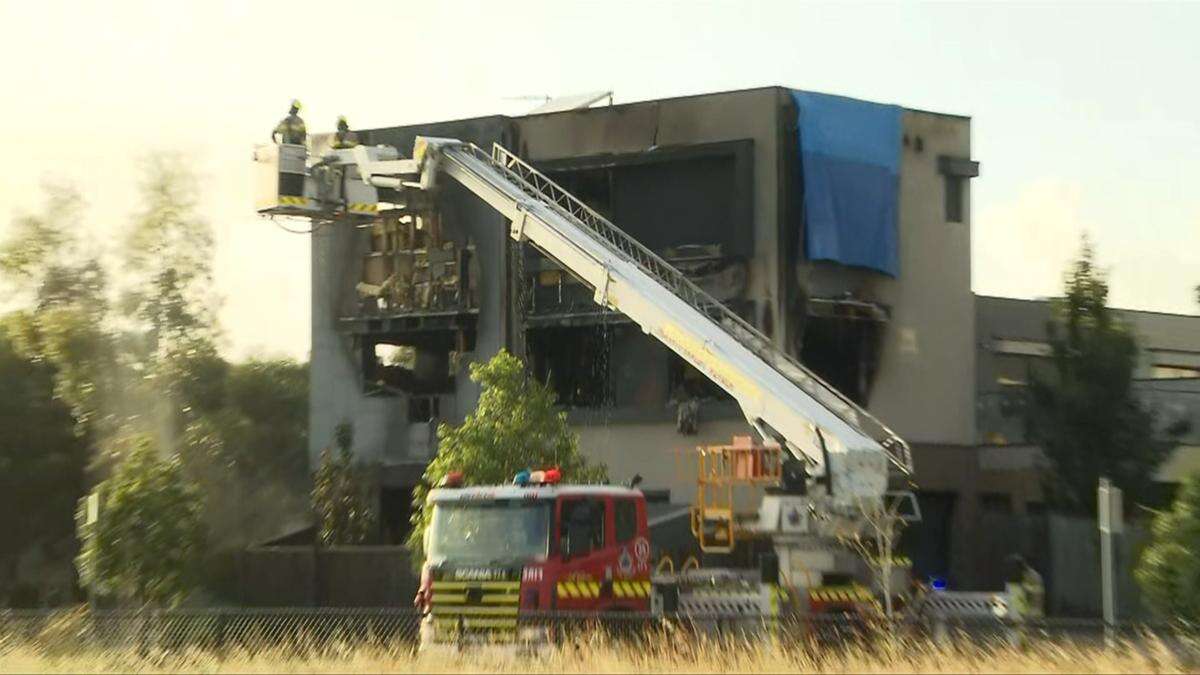 One person dies as fire destroys Melbourne townhouse