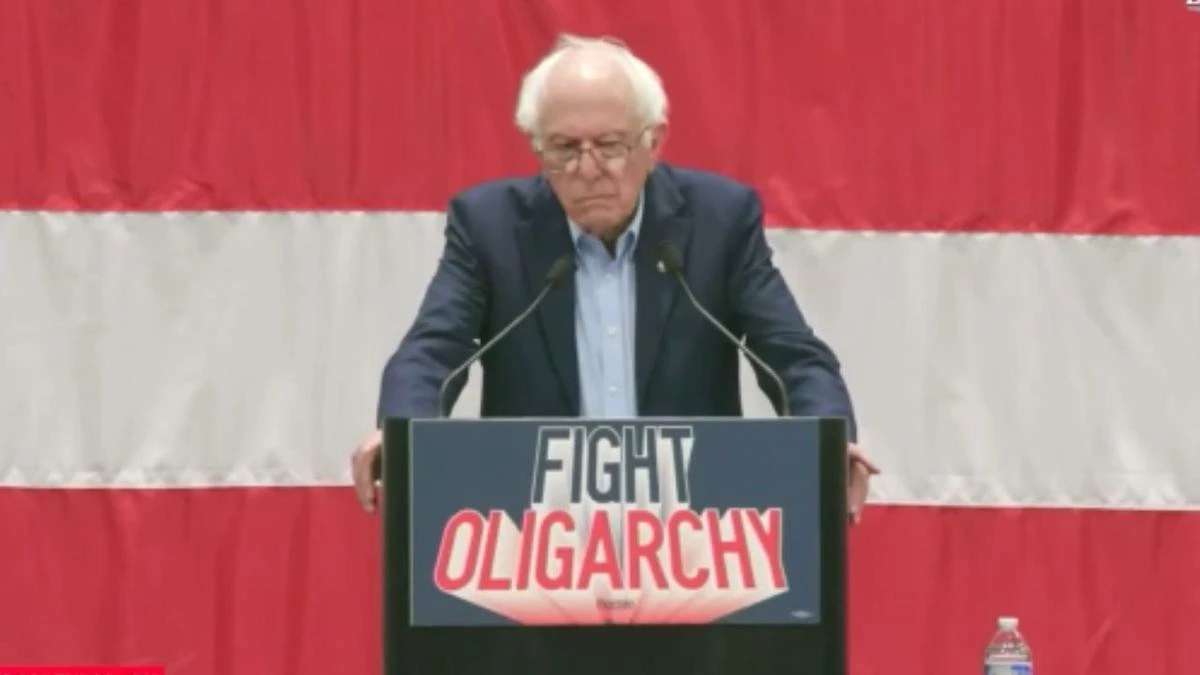 Footage shows Bernie Sanders learning of American strikes live on stage