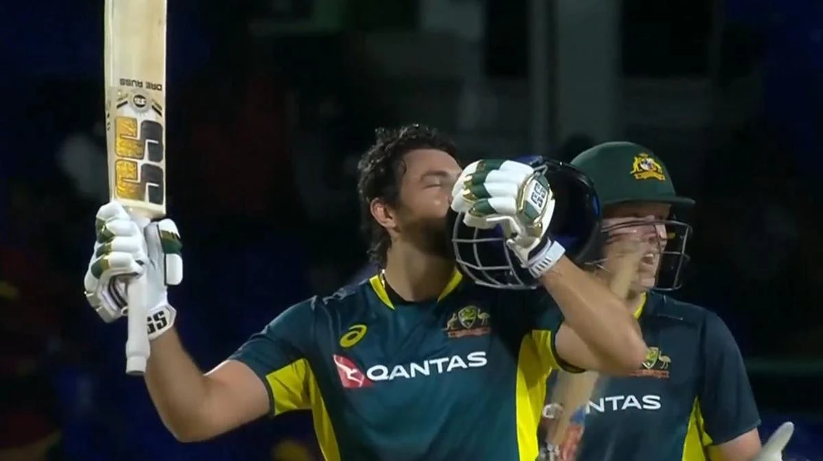Aussie record-breaker thanks retired champ for special bat