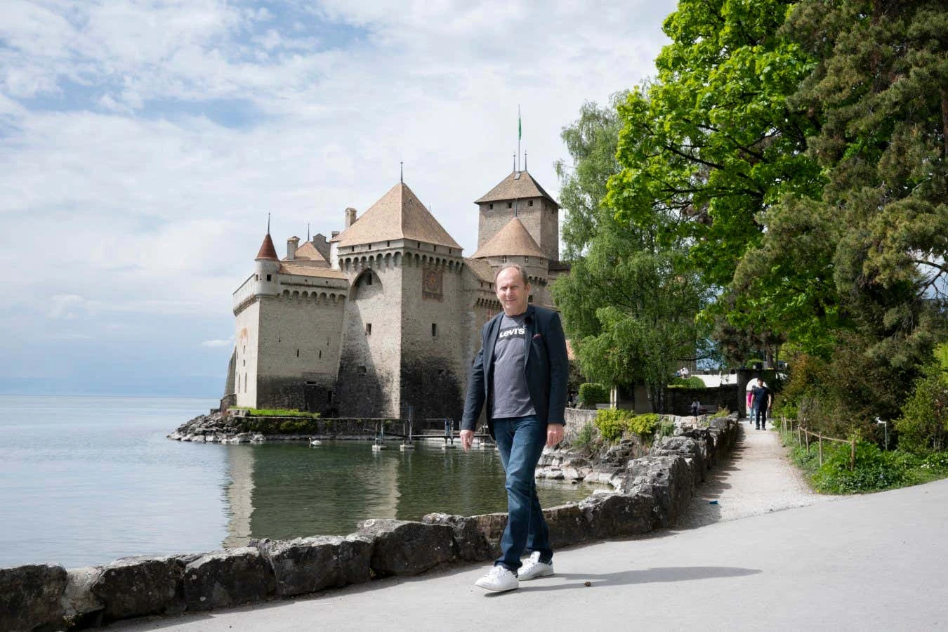 Spine stimulator lets man with severe Parkinson's walk without falling