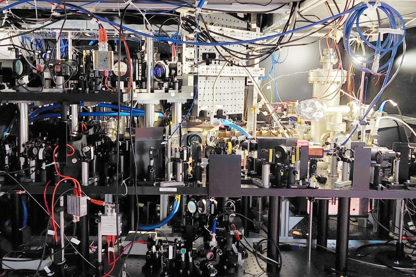 Making atoms self-magnify reveals their quantum wave functions