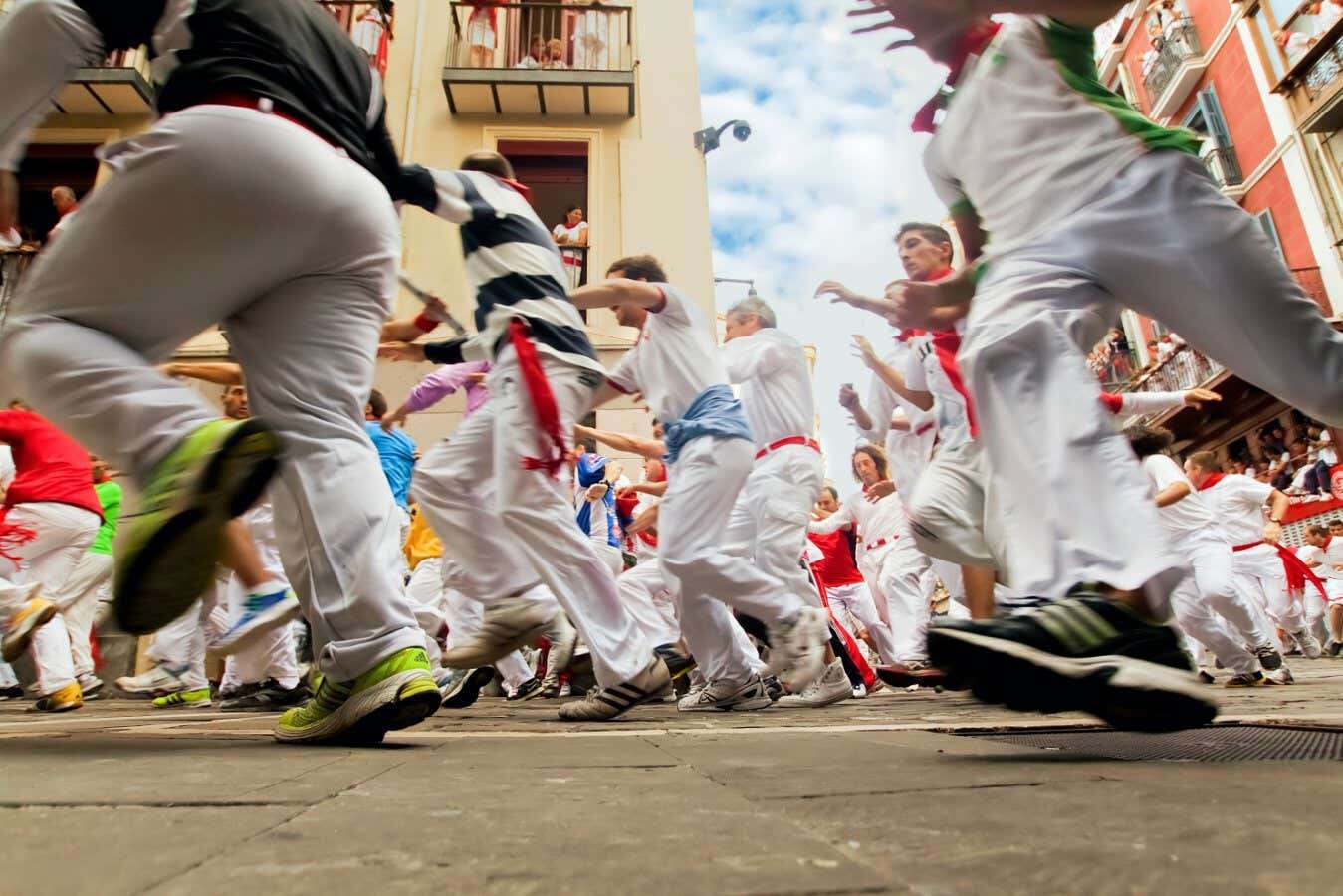 ‘Running of the bulls’ festival crowds move like charged particles