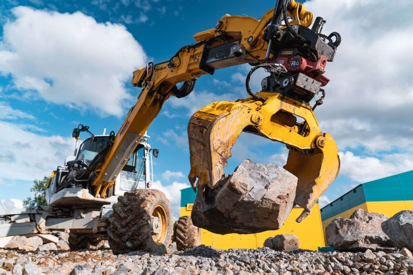 Construction robot builds massive stone walls on its own