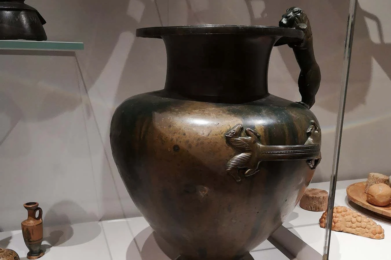 Ancient pots found near Pompeii contain 2500-year-old honey