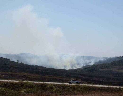 IncÃªndio de grandes proporÃ§Ãµes atinge Ã¡rea de preservaÃ§Ã£o na Serra do CipÃ³