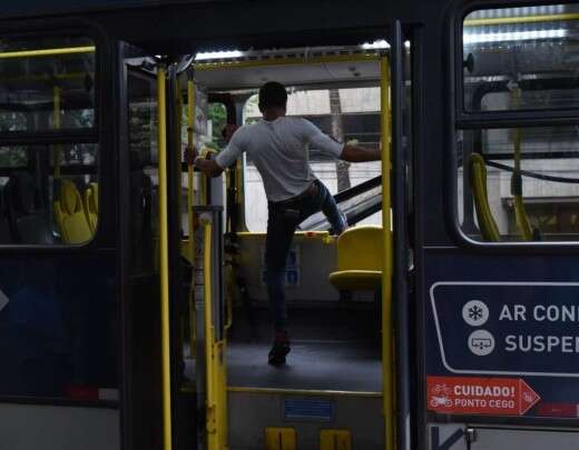 Homem se recusa a pagar passagem, confronta fiscais e quebra Ã´nibus em BH