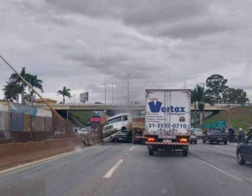 Acidente interdita trecho da BR-381 em Betim; veja o vÃ­deo