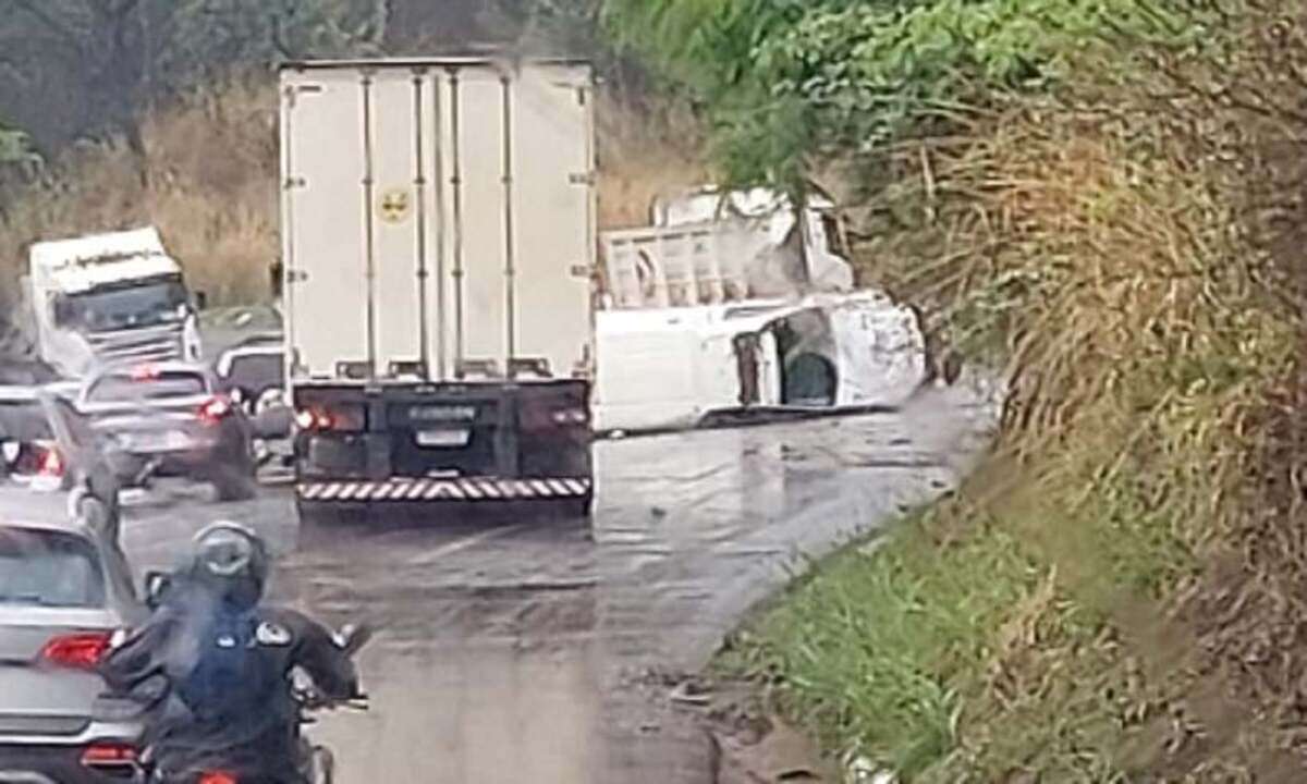 AmbulÃ¢ncia da Santa Casa capota na BR-381, na Grande BH