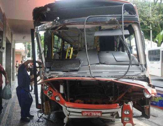 Ãnibus batem no Centro de BH e bloqueiam o trÃ¢nsito