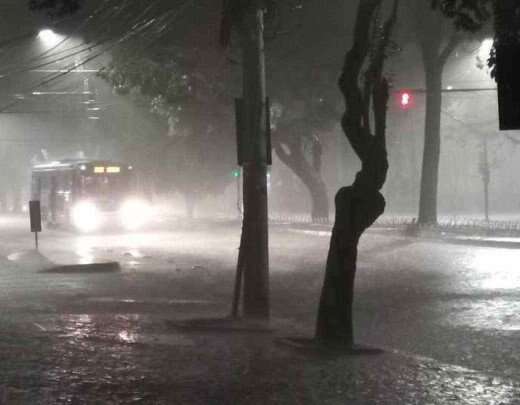 Chuva chega a BH com queda de raios; saiba como se proteger