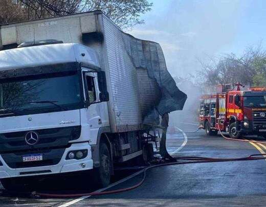 CaminhÃ£o tem carga destruÃ­da por incÃªndio em cidade mineira