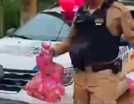 PolÃ­cia entrega mais de 20 mil brinquedos e cestas bÃ¡sicas no Natal