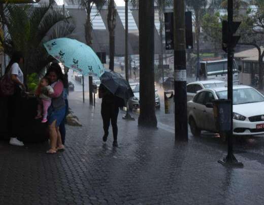 MG tem 109 cidades em alerta para chuvas intensas e perigo potencial