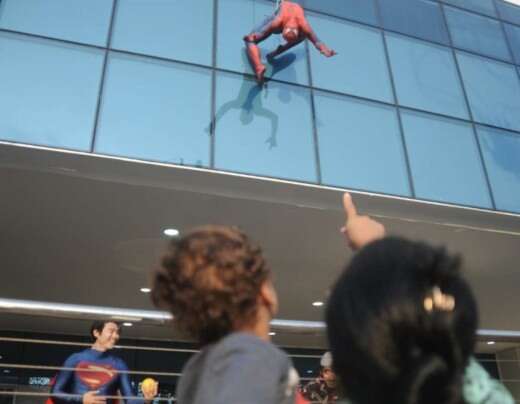 Homem-Aranha escala hospital em BH e surpreende pacientes e visitantes