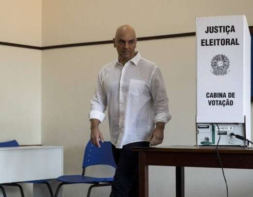 Moraes vota em SP, faz selfies com eleitores e nÃ£o fala com imprensa