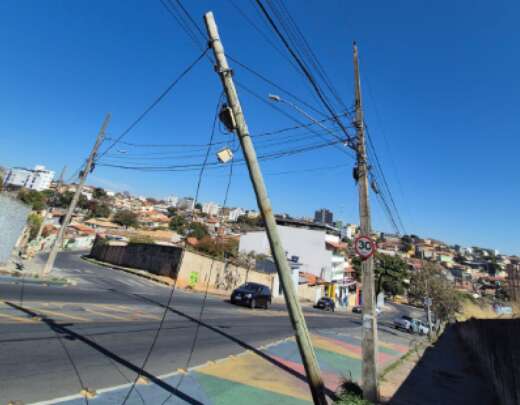 Poste fica pendurado por fios apÃ³s base ser queimada em BH