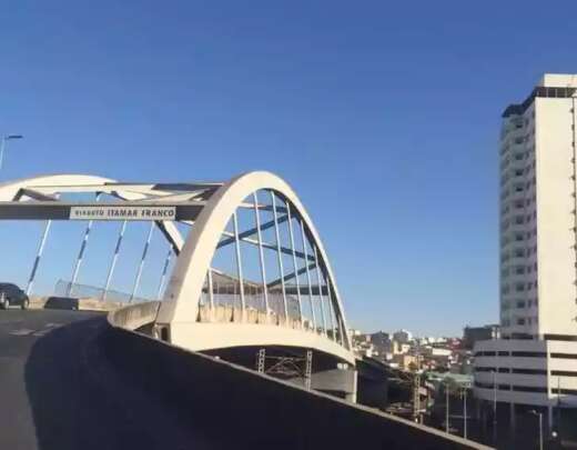 Motorista perde controle e capota carro em viaduto de BH