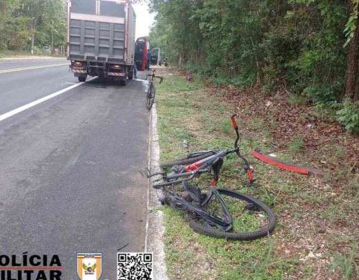 Caminhoneiro dorme ao volante e atropela ciclista no acostamento de estrada