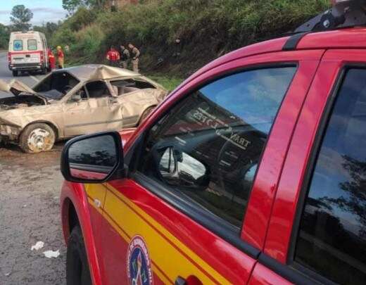 Carro capota em grave acidente e dois ocupantes ficam feridos