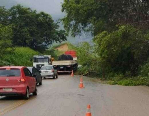 Deslizamento de terra e queda de Ã¡rvore provocam trÃ¢nsito lento na BR-381