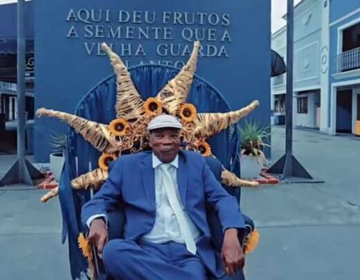 Milton Nascimento vai Ã  Portela, todo sorridente, vestido de azul e branco