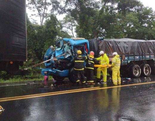 Caminhoneiro fica preso Ã s ferragens depois de colisÃ£o com carro e carreta