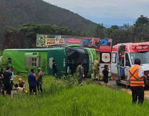 MG: Ã´nibus de viagem tomba em Itabirito e deixa feridos