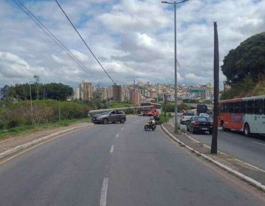 Carro derruba poste e interdita trÃ¢nsito em Contagem; veja o vÃ­deo