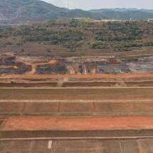 Estrada prÃ³xima a talude da Vale Ã© interditada por risco de deslizamentos