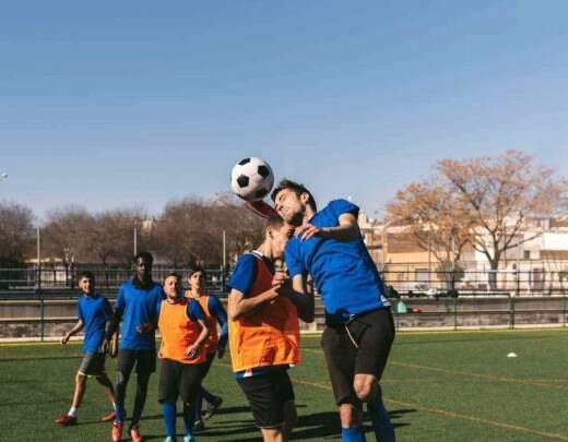 Pancadas em jogos de futebol podem causar sequelas graves; entenda