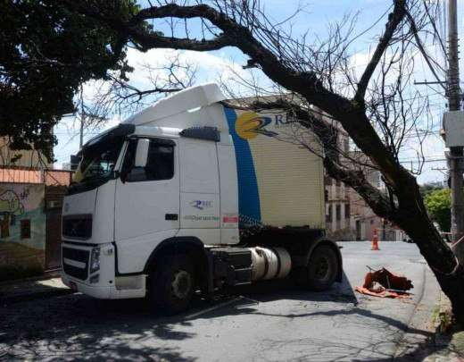 VÃ­deo: carreta fica presa e trava o trÃ¢nsito em bairro de Belo Horizonte