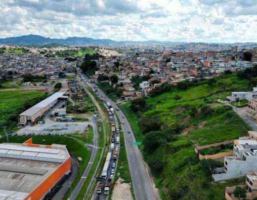 Motociclista morre atropelado por carreta na BR-381